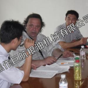 公司齐经理与俄罗斯客户介绍工艺流程